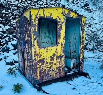 Unser Arbeitsplatz Ein Foto von einer verwahrlosten kleinen Eisenhütte