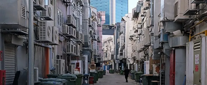 Gasse mit vielen Klimaanlagen